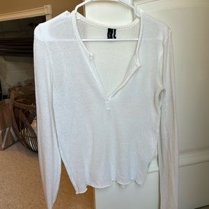 URBAN OUTFITTERS WHITE V-NECK KNIT TOP